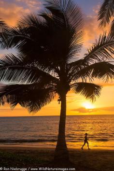 
                    
                        Jogging at sunset at Mai Poina 'Oe La'u Beach Park, Maui, Hawaii
                    
                
