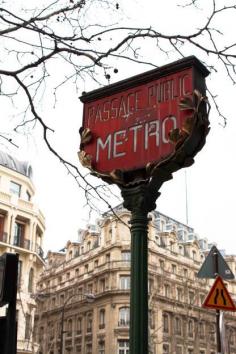 
                    
                        Paris Metro Sign. Wouldn't mind one of these in a den
                    
                
