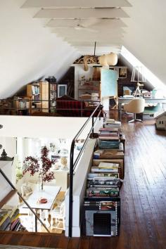 
                    
                        that's what i call a great loft,i would spent my whole life in there....
                    
                
