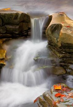 
                    
                        Rocky Autumn Cascade , Indiana
                    
                