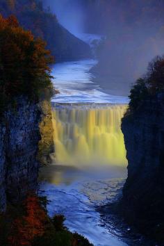 
                    
                        Letchworth State Parks middle falls on the Genesee River, upstate NY
                    
                