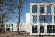 
                    
                        Office Machelen | Wil-Ma Architectenbureau with bvba Wastiau & Co Architectenbureau; Photo: Stijn Bollaert | Archinect
                    
                