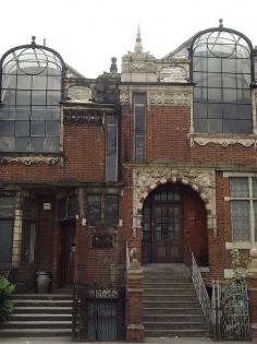 
                    
                        London. These houses were built specifically for artists. The large windows are where the studio space is located. There are four of these houses in a row.
                    
                