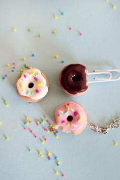 
                    
                        How to make a polymer clay doughnut charm - these would make ADORABLE magnets!
                    
                