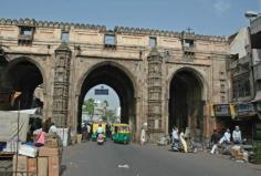 Teen Darwaza situated in Ahmedabad is a beautiful structure and a prominent architectural marvel.