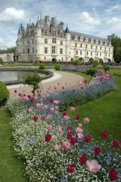 
                    
                        Le Château de Chenonceau in the Loire Valle, France. Very romantic! The river goes under the castle's arches (you can see that from a different angle).
                    
                