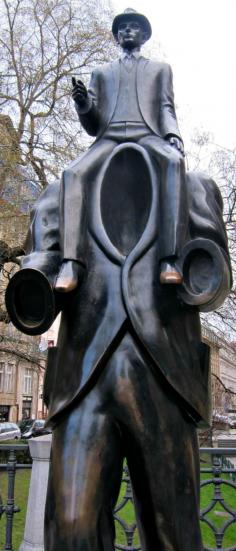 
                    
                        #Kafka statue in #Prague, #CzechRepublic
                    
                