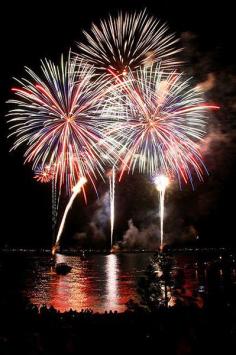 
                    
                        The 10 Biggest 4th of July Fireworks Displays in the U.S. - Lights on the Lake.  ... scotfin.com/ says, A rather nice way to light up the lake.
                    
                