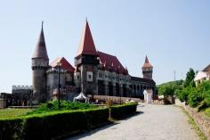 
                        
                            Corvin Castle, Hunedoara, Romania - A spectacular medieval castle...
                        
                    
