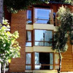 The complex is located on Avenida de los Pioneros, just 80 m from the Predio Principal and 8 blocks from the centre of Bariloche with its restaurants, bars and nightspots. It lies 900 m from Lake Nahuel Huapi and San Carlos de Bariloche Airport is just 25km away. Renovated in 2009, this charming, family-friendly city complex has a total of 26 cottages and offers guests a unique stay. It is the ideal base from which to experience this symbol of Patagonia, where guests can admire from close-up the magic of the 4 seasons. Facilities on offer to guests include a lobby area with a 24-hour reception and check-out service, a hotel safe, a currency exchange facility, lift access and a children's playground as well as a restaurant. Business travellers will appreciate the conference facilities and WLAN Internet access and guests can take advantage of the room and laundry services. There is a car parking for those arriving by car. The spacious cottages are warm, peaceful and relaxing - fitting to the centuries-old woodland which surrounds them. Guests can choose from studios which can accommodate up to 2 people, Duplexes for 4 people, units with 1 and 2 bedroom and living/dining room which can house 4 and 6 persons respectively. All cottages are equipped with the necessary equipment to make guests' stay comfortable and unforgettable. All units come with a private bathroom with a shower/bathtub and a hairdryer and offer a king-size or double bed. They are equipped with a direct dial telephone, satellite/cable TV, a safe and a kitchen with a minibar/fridge, a cooker and a microwave. Furthermore, individually adjustable heating is provided in all accommodation as standard.