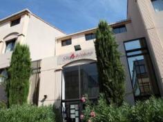 This aparthotel is located in Aix en Provence, a beautiful city situated in the south of France. It is just a few steps from Sain-Mitre park and close to some shopping opportunities and restaurants that will make visitor's stay even more enjoyable. Marseille Provence Airport is to be found some 25 kilometres away. This establishment offers an ideal accommodation for short or long stays, both for business travellers or groups of friends on holidays. All the apartments have been entirely equipped and include all the necessary services and amenities for visitors to feel right at home, such as kitchen, ideal for guests to prepare their own meals, and a sitting area. The rooms have been decorated in a simple yet practical way, and can accommodate up to 4 people.